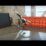Robot nel futuro: operai, giocheranno a calcio, faranno la guerra, assisteranno gli anziani, nella foto la capriola di un robot cinese
