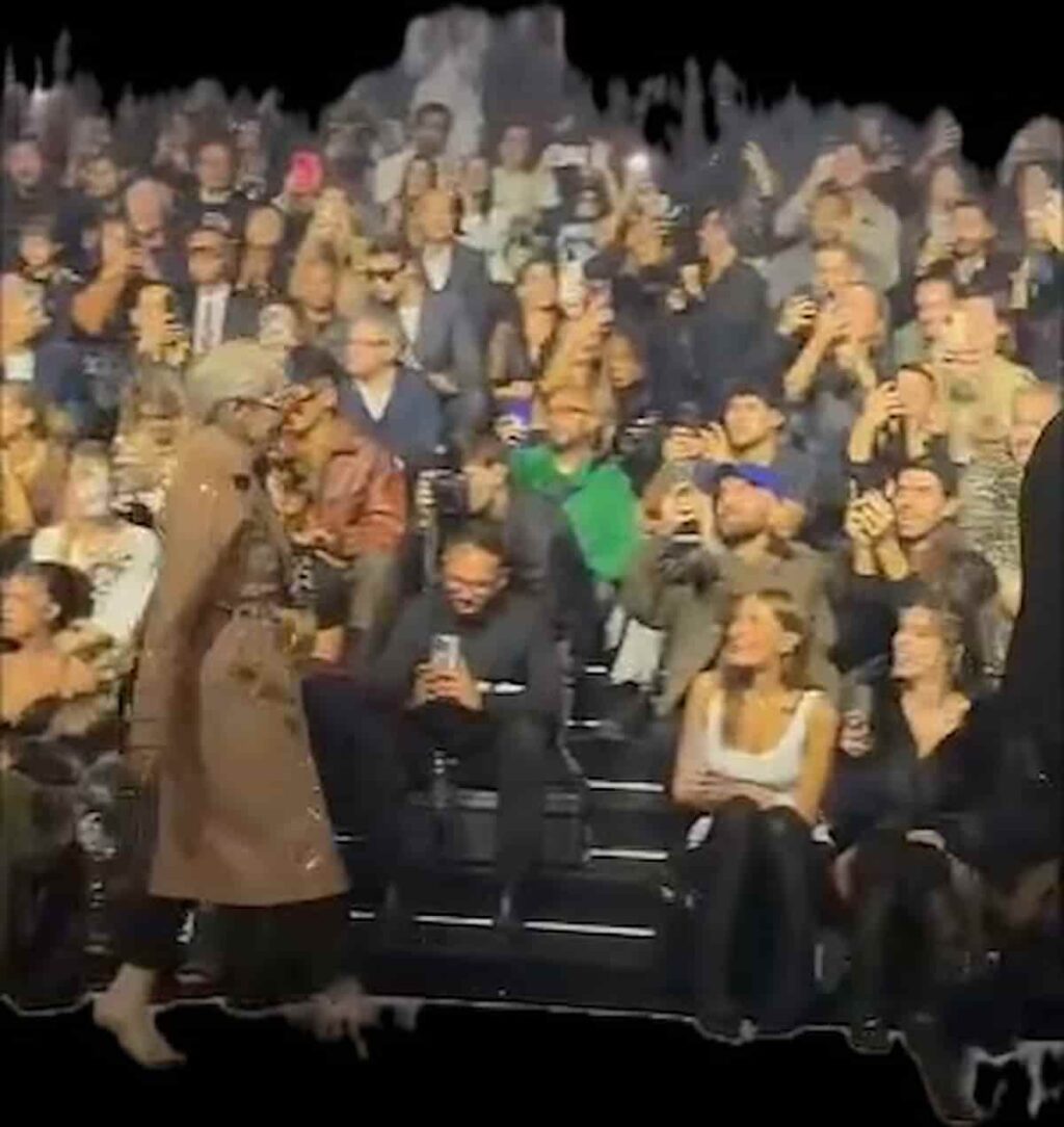 Sì gira a Milano “Il diavolo veste Prada 2", Meryl Streep e Tucci seduti davanti a Anna Wintour, nella foto Meryl Streep