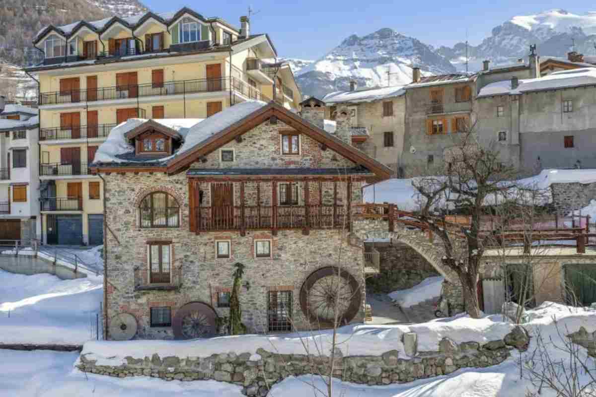 Grazie alla sua posizione al confine tra Italia e Francia, Limone Piemonte è facilmente raggiungibile sia in auto che con i mezzi pubblici.