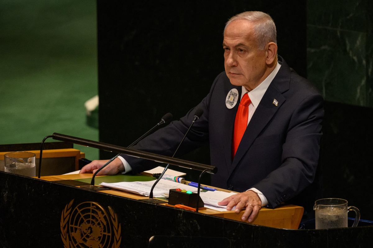 Netanyahu all’Onu: “A Gaza non c’è fame”. Dalle mappe al quiz e il codice QR sulla giacca