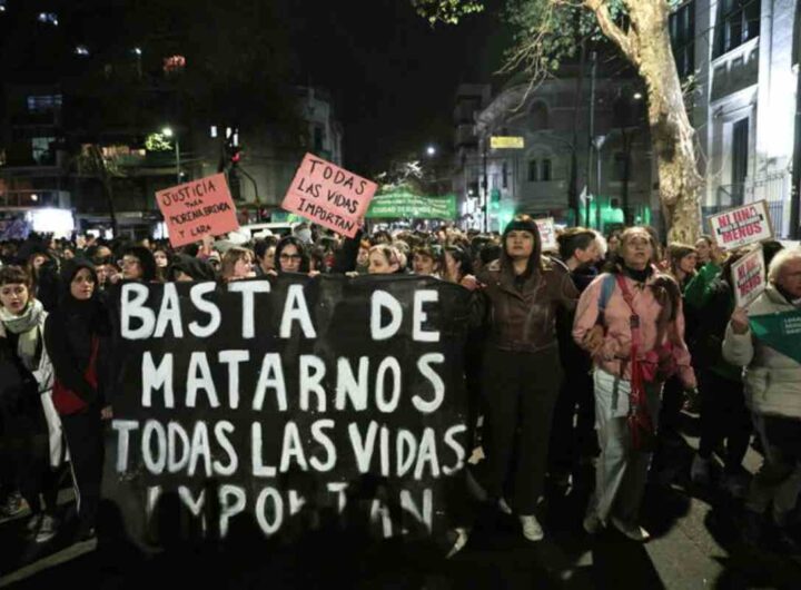 In piazzia in migliaia chiedono giustizia in Argentina