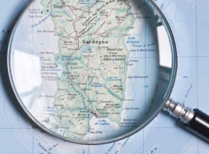 La Grotta Verde si distingue per la presenza di un madreporario coloniale, un raro precursore delle barriere coralline che la rende un unicum nel Mediterraneo.