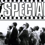Un particolare dell'iconica copertina di The Specials, album di debutto degli Specials, con la scritta su sfondo a scacchi bianchi e neri e una foto della band in cui guardano tutti nella stessa direzione