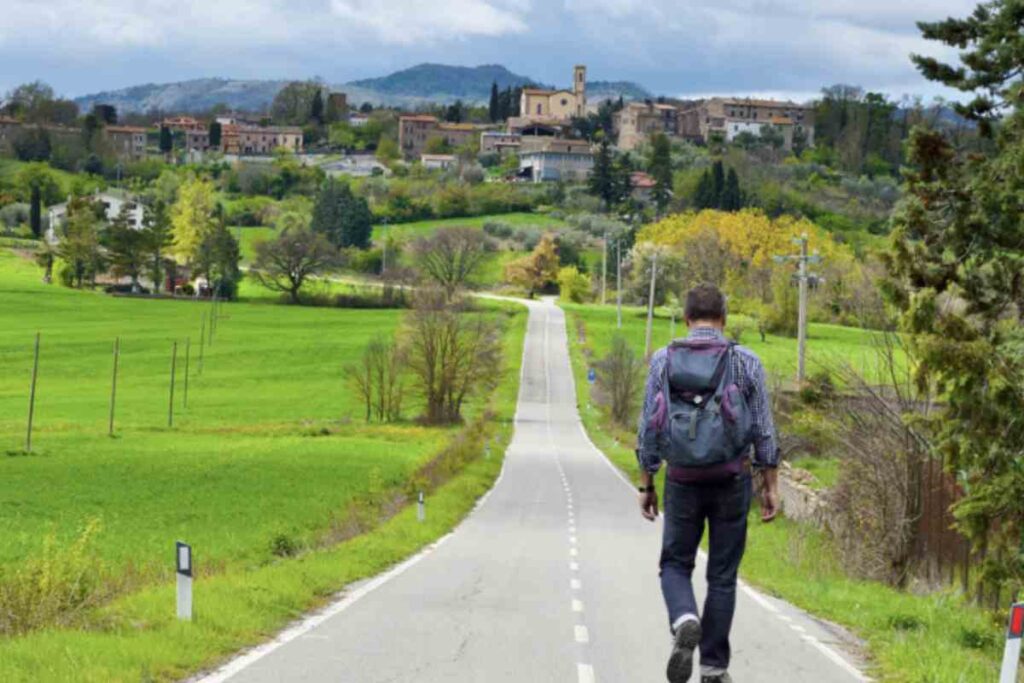 Questa catena montuosa, che abbraccia le regioni dell’Umbria e delle Marche, è custode di borghi antichi che conservano un fascino senza tempo,