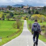 Questa catena montuosa, che abbraccia le regioni dell’Umbria e delle Marche, è custode di borghi antichi che conservano un fascino senza tempo,