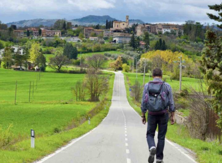 Questa catena montuosa, che abbraccia le regioni dell’Umbria e delle Marche, è custode di borghi antichi che conservano un fascino senza tempo,