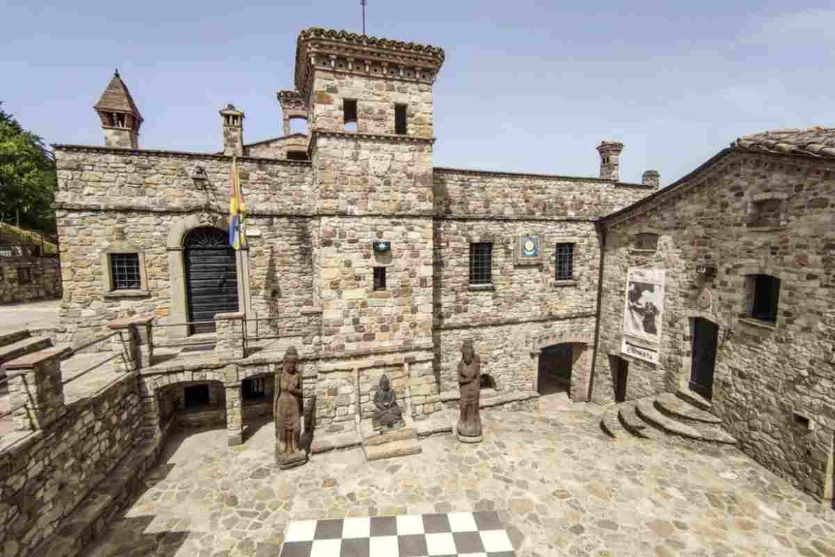 Camminando tra i vicoli di Votigno si respira un’atmosfera unica, un mix di fascino medievale e suggestione orientale.