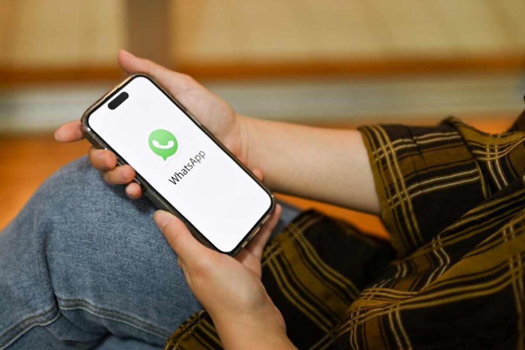 WhatsApp, addio spunte blu: il trucco che ti permette di leggere i