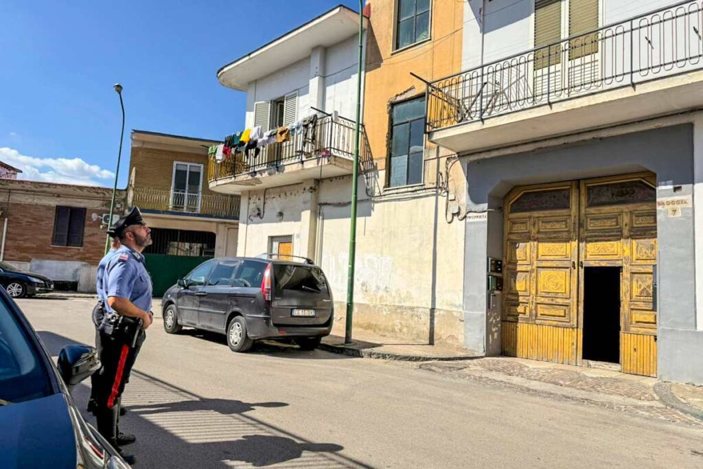Carabinieri all'esterno dell'abitazione di Afragola
