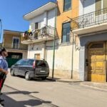 Carabinieri all'esterno dell'abitazione di Afragola