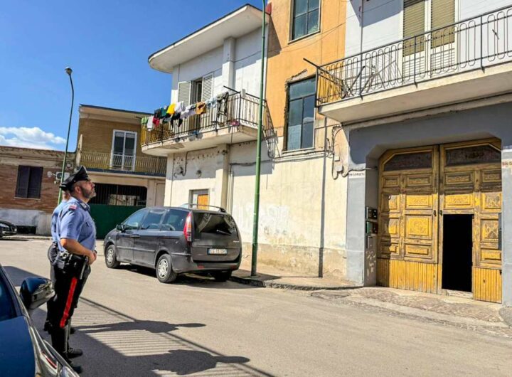 Carabinieri all'esterno dell'abitazione di Afragola