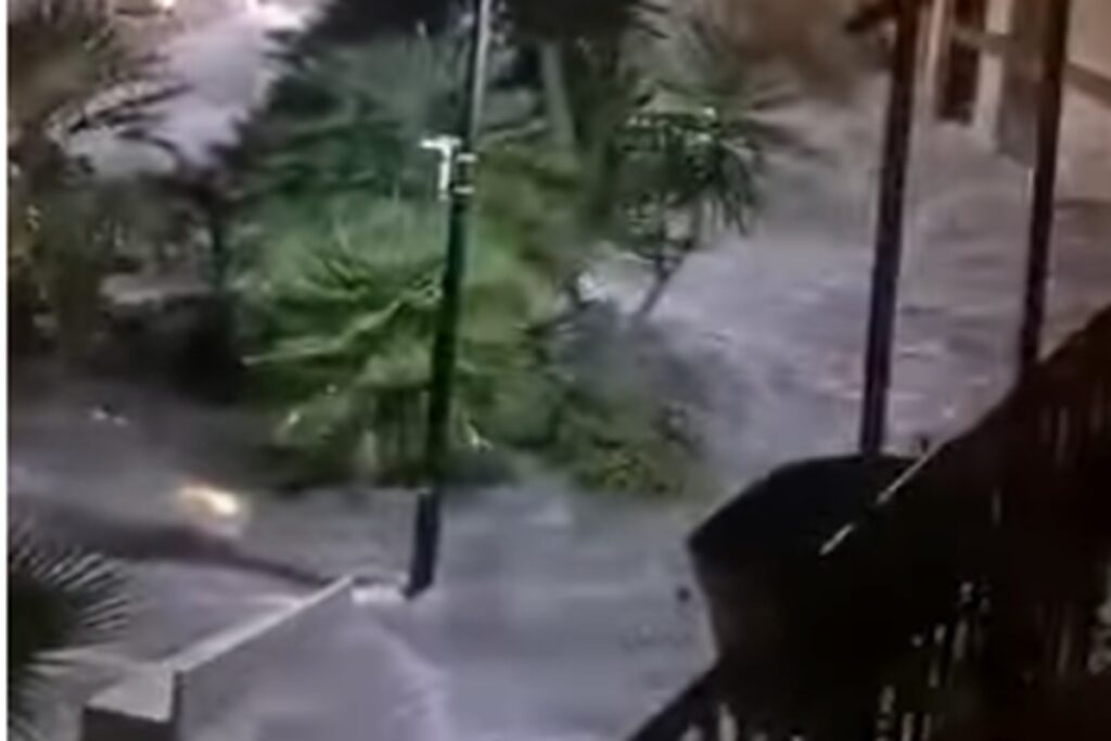 Nubifragio ad Alcamo, il video delle strade come fiumi in piena