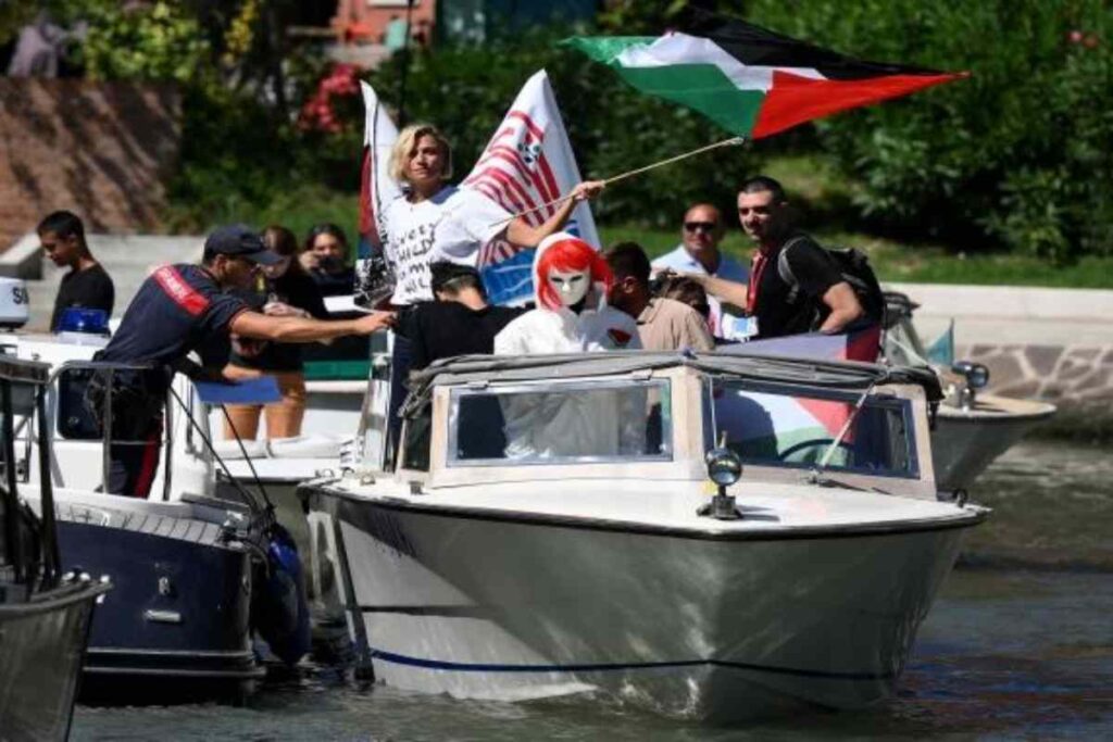I Carabinieri fermano a Venezia la barca con Anna Foglietta e Laika, sequestata l'opera d'arte per la Flottila e la bandiera palestinese