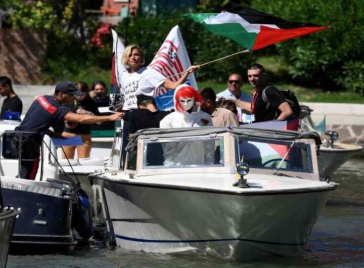 I Carabinieri fermano a Venezia la barca con Anna Foglietta e Laika, sequestata l'opera d'arte per la Flottila e la bandiera palestinese