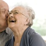 Il primo bacio fra umani scoccò 300 mila anni fa, i nostri avi scimpanzé cominciarono 21 milioni di anni prima, nella foto un bacio fra anziani