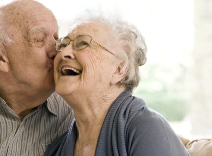 Il primo bacio fra umani scoccò 300 mila anni fa, i nostri avi scimpanzé cominciarono 21 milioni di anni prima, nella foto un bacio fra anziani