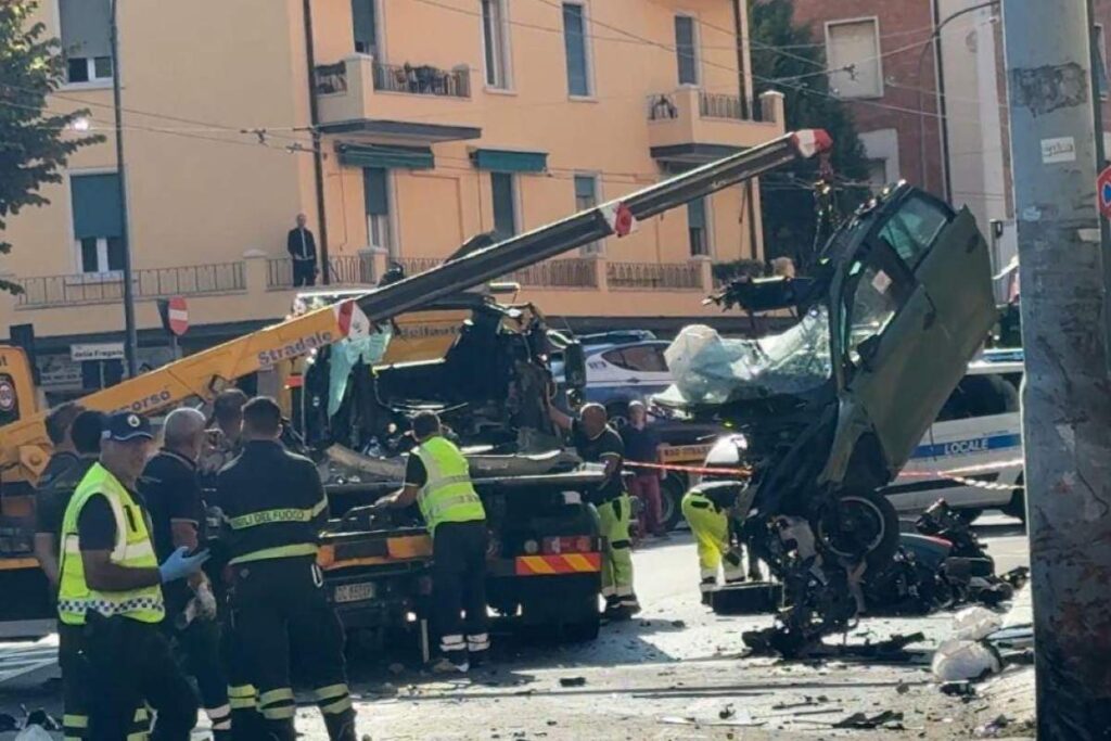 auto contro palo a bologna