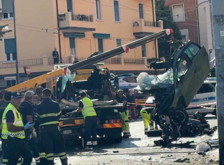 auto contro palo a bologna