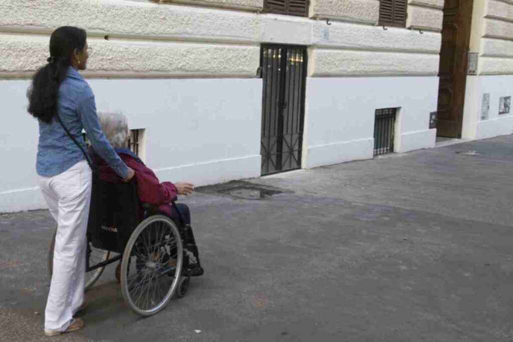 Donna spinge carozzina