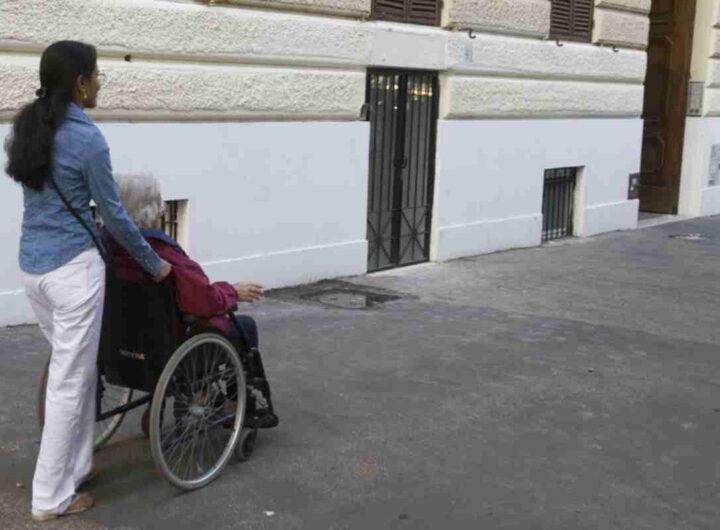 Donna spinge carozzina