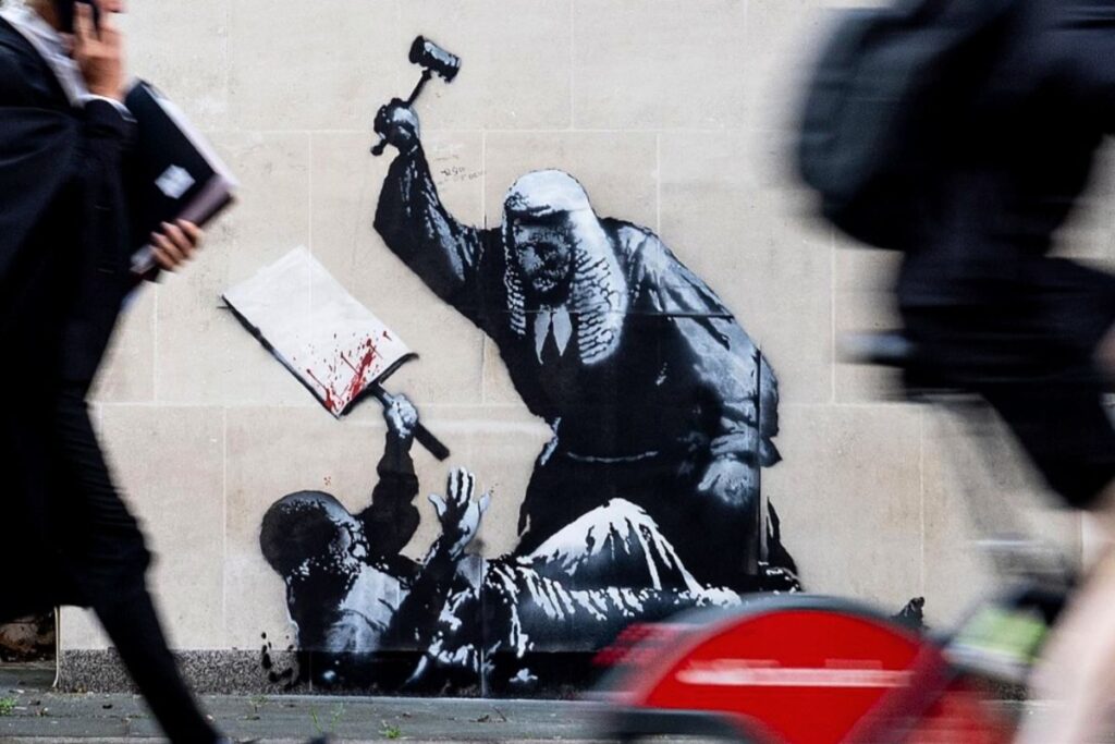 banksy giudice picchia manifestante londra
