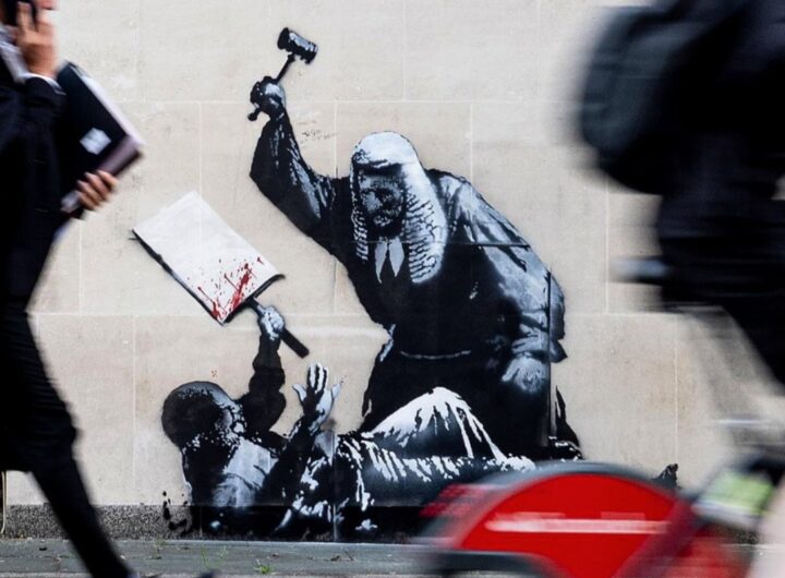 banksy giudice picchia manifestante londra