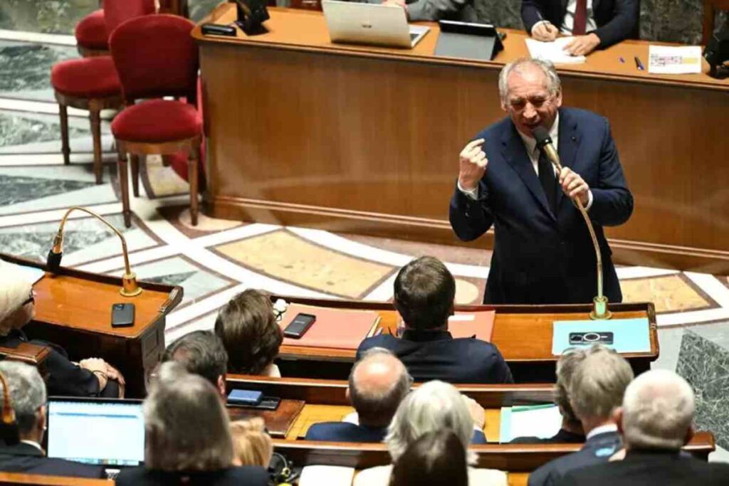 L'ex premier François Bayrou interviene in Parlamento in Francia