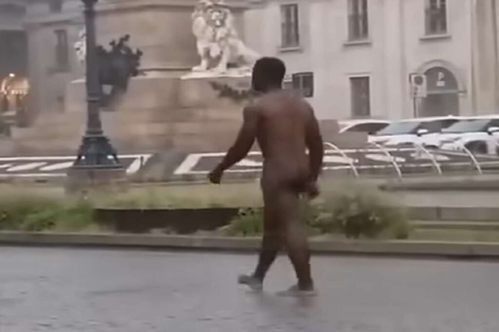 L'uomo che cammina nudo in strada a Bergamo