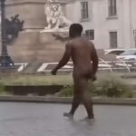 L'uomo che cammina nudo in strada a Bergamo