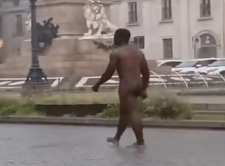 L'uomo che cammina nudo in strada a Bergamo