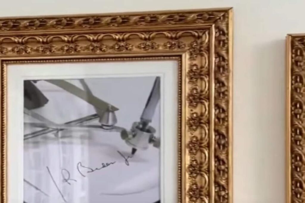 Ritratto Biden sostiuito da un'autopenna