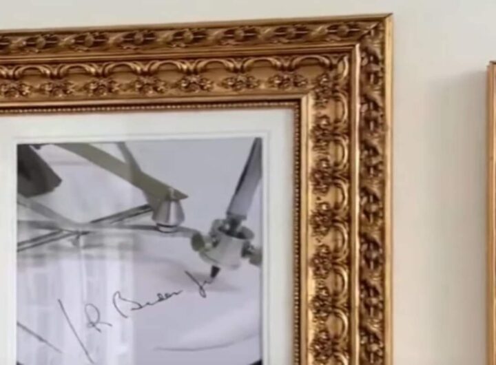 Ritratto Biden sostiuito da un'autopenna