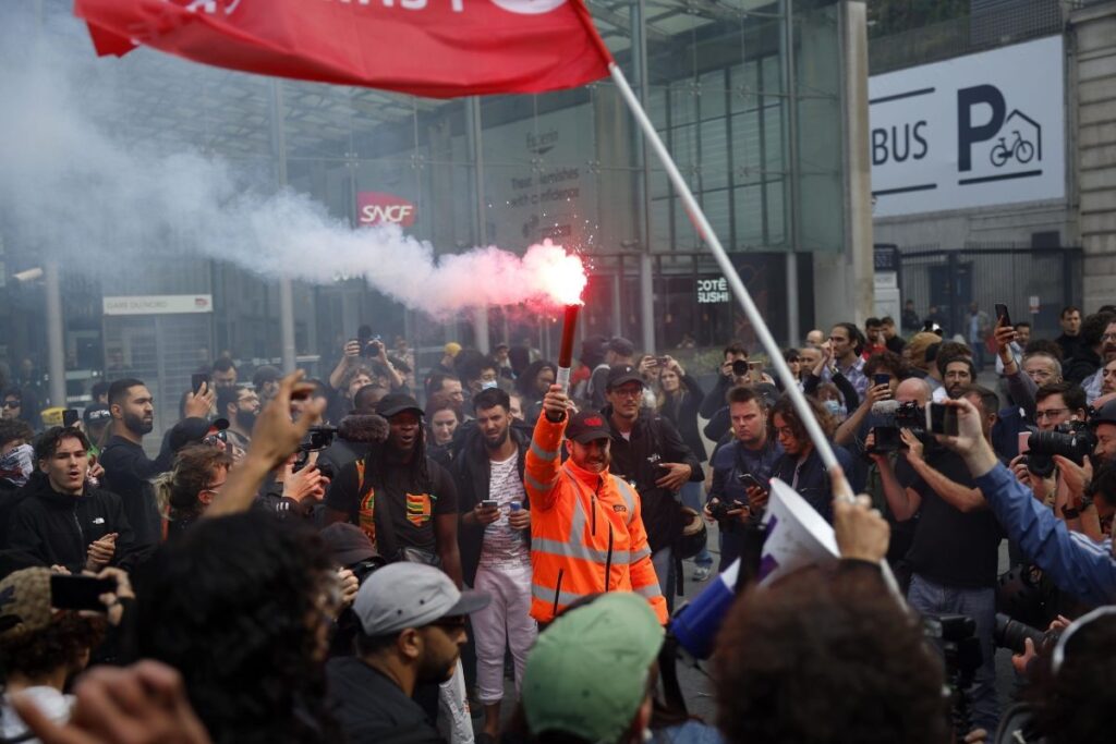 Guerra mondiale mai così vicina: Putin assaggia la difesa Nato e la Francia di Macron va in pezzi, nella foto manifestazione a Parigi