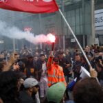 Guerra mondiale mai così vicina: Putin assaggia la difesa Nato e la Francia di Macron va in pezzi, nella foto manifestazione a Parigi