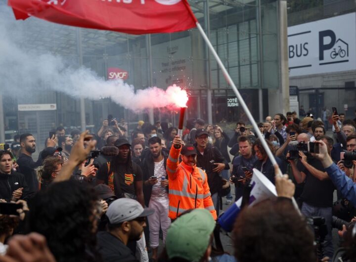Guerra mondiale mai così vicina: Putin assaggia la difesa Nato e la Francia di Macron va in pezzi, nella foto manifestazione a Parigi