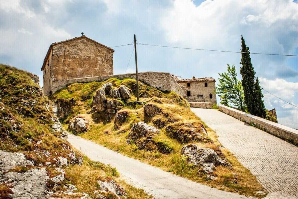 uno scorcio di Elcito, borgo delle Marche
