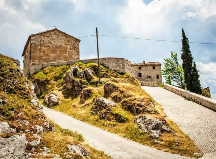uno scorcio di Elcito, borgo delle Marche