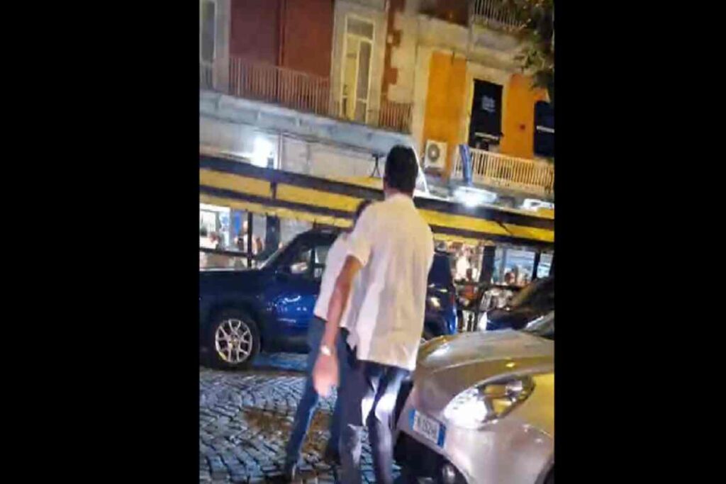 Francesco Emilio Borrelli aggredito a Napoli: "Accerchiato da energumeni, il ristorante occupa una scalinata abusivamente"