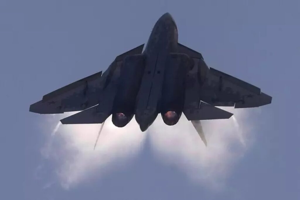 Flotilla sfida il buon senso, Putin sfida la Nato, Schlein prega i marchigiani e il Buon Dio, nella foto un caccia russo in volo