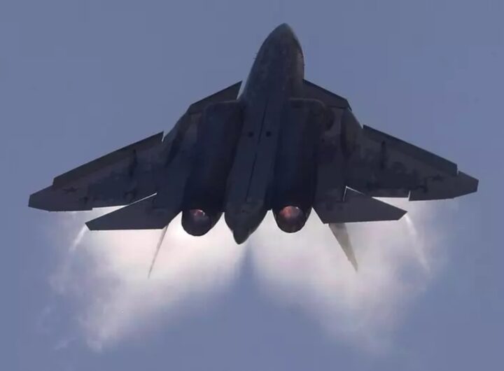 Flotilla sfida il buon senso, Putin sfida la Nato, Schlein prega i marchigiani e il Buon Dio, nella foto un caccia russo in volo