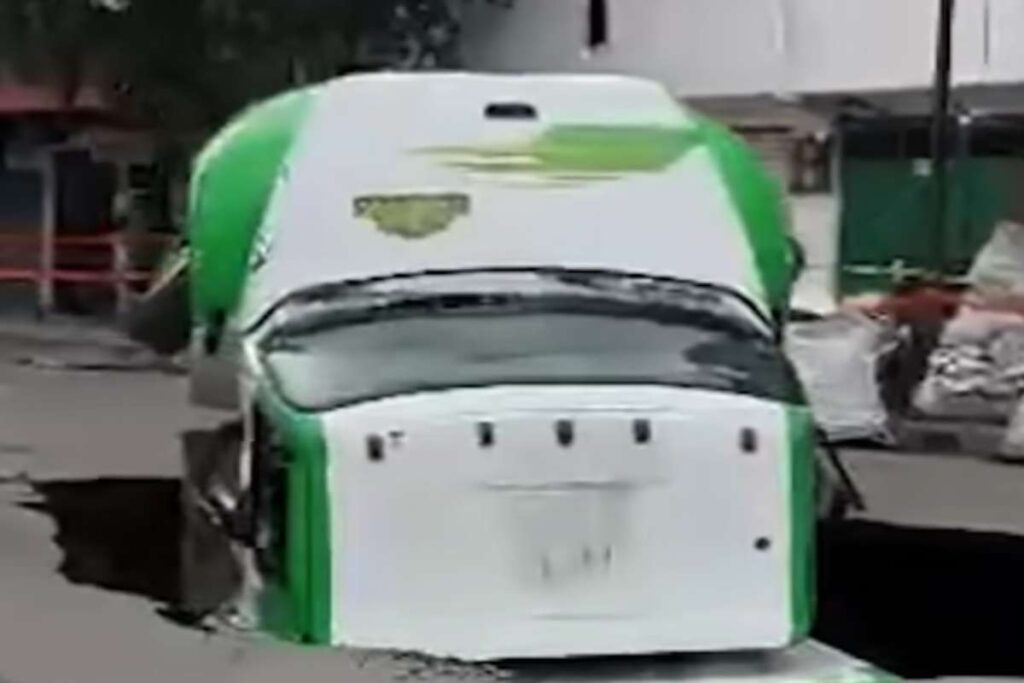 Camion inghiottito in una voragine di 8 metri