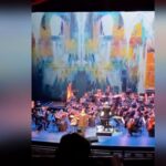 Il video degli attivisti che lanciano della vernice rossa contro un cantante israeliano