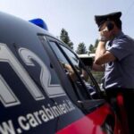 carabiniere al telefono