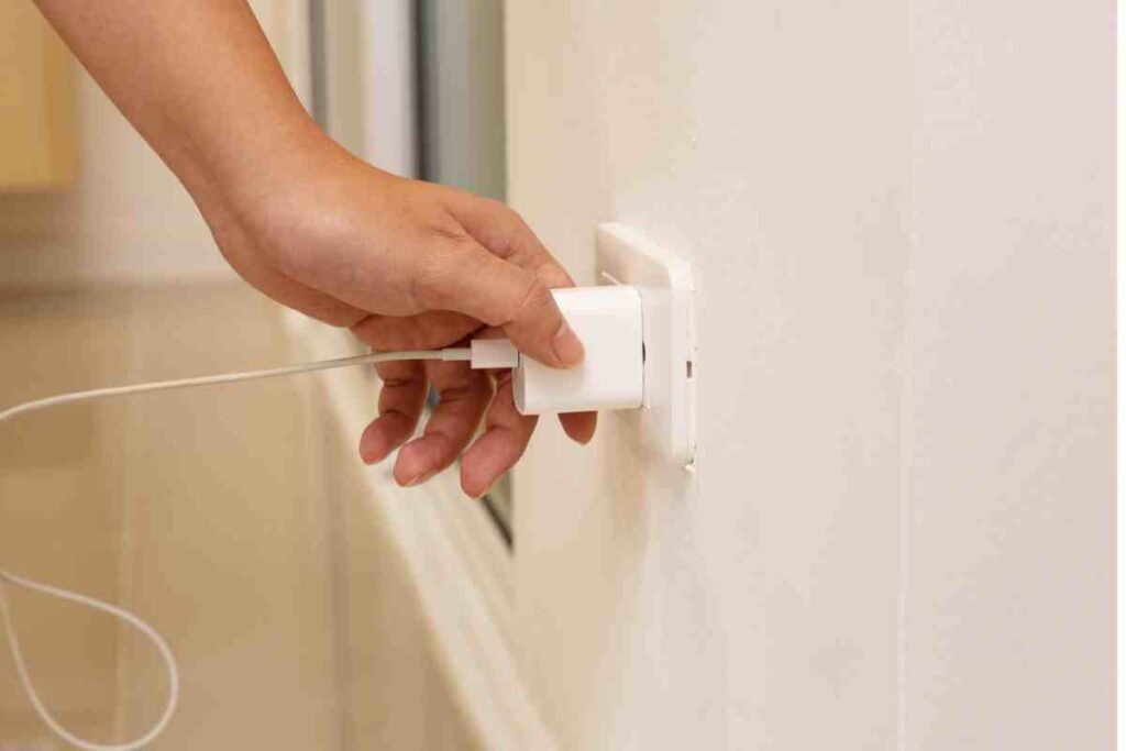 Caricabatterie sempre attaccato, l’errore che fanno tutti, i dettagli