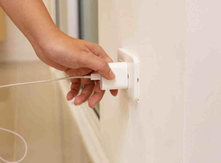 Caricabatterie sempre attaccato, l’errore che fanno tutti, i dettagli