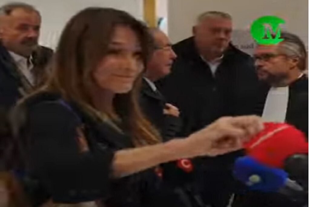 Carla Bruni getta la spugna del microfono a terra