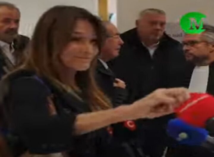 Carla Bruni getta la spugna del microfono a terra