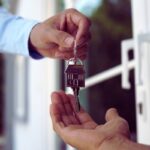 L'ex proprietario non se ne va dopo l'acquisto della casa, cosa fare