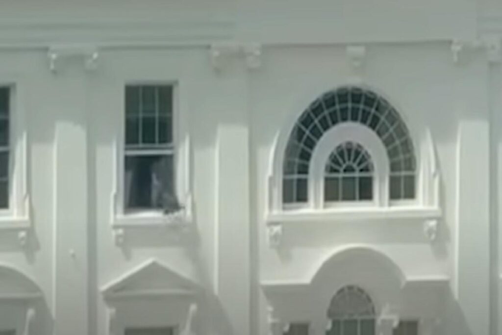 Oggetto giù dalla finestra della Casa Bianca