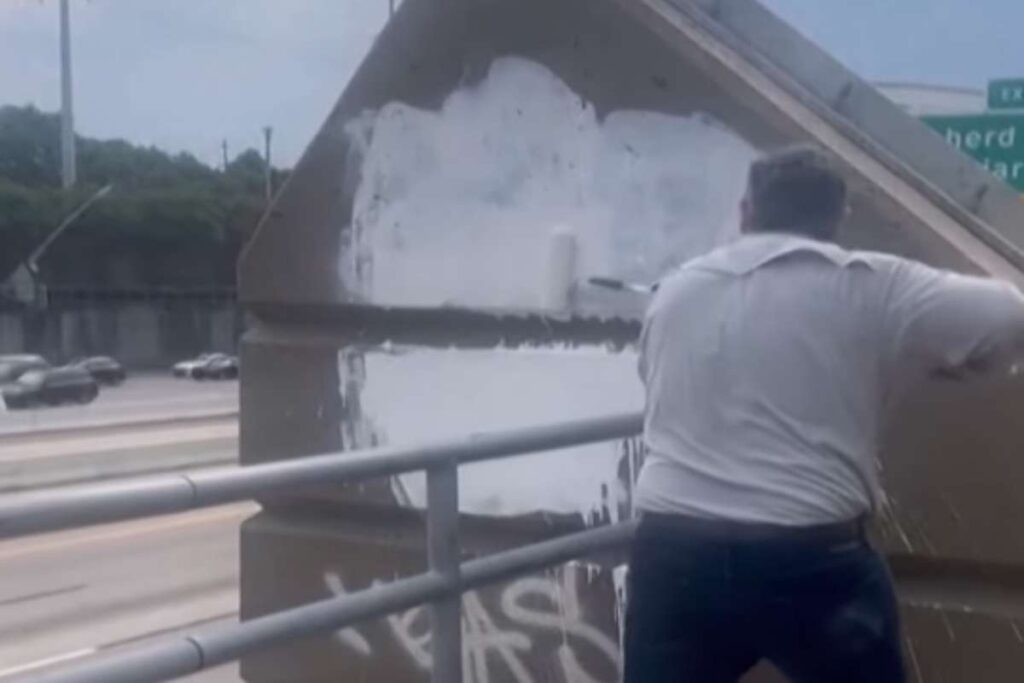 Senatore Ted Cruz cancella una scritta contro Charlie Kirk